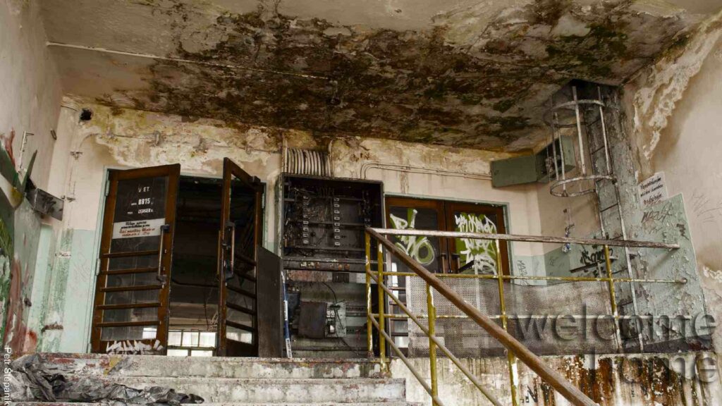 Fotka z výstavy Petra Štěáníka Out of Order, zobrazující vstup do nejvyššího patra poničeného Baťova areálu. - Petr Štěpáník