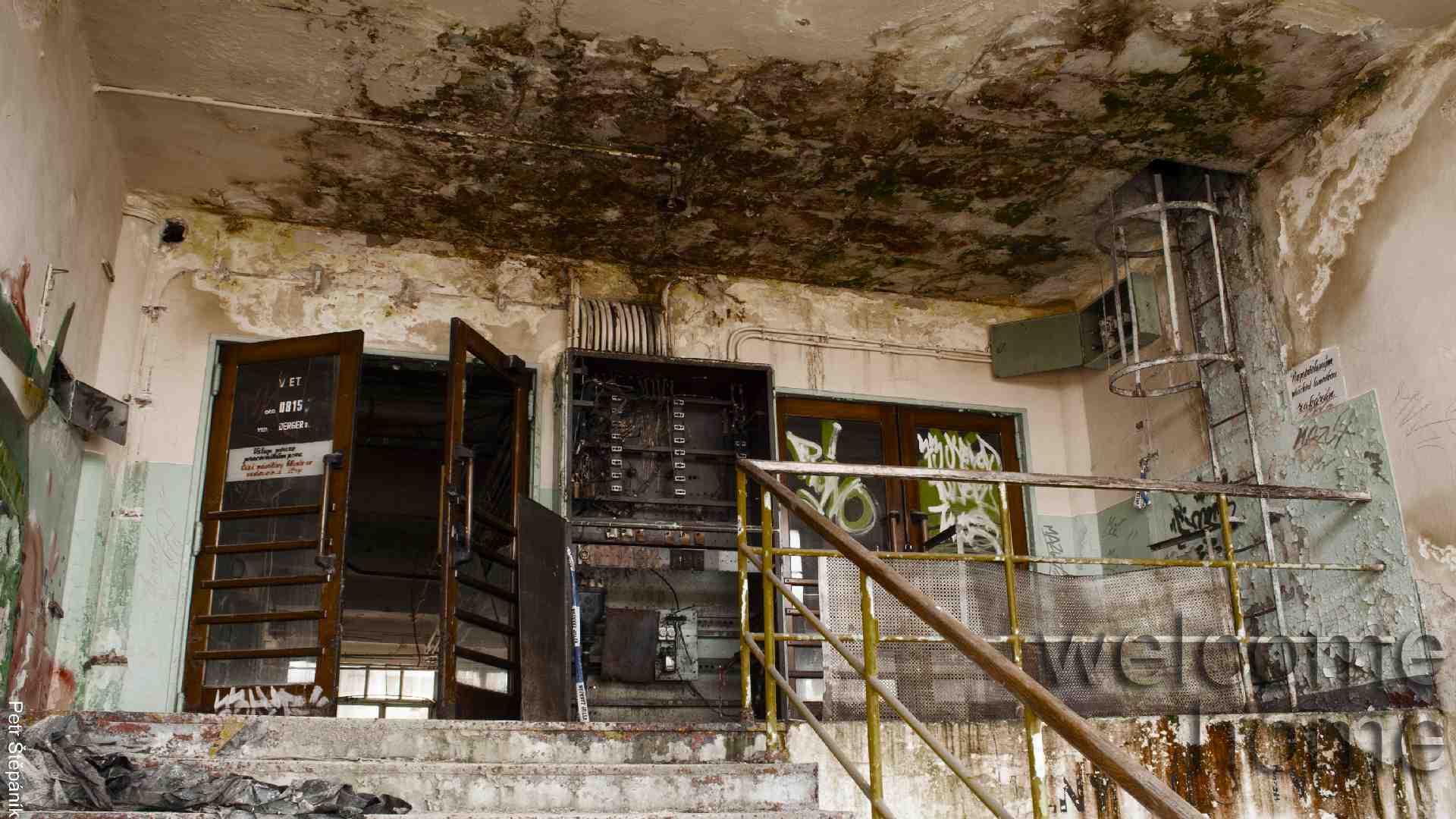 Fotka z výstavy Petra Štěáníka Out of Order, zobrazující vstup do nejvyššího patra poničeného Baťova areálu. - Petr Štěpáník