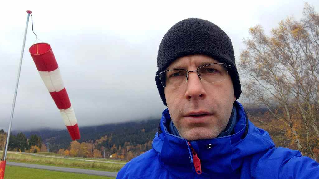 Petr Štěpáník na louce s větrným rukávem vedle sebe - Petr Štěpáník