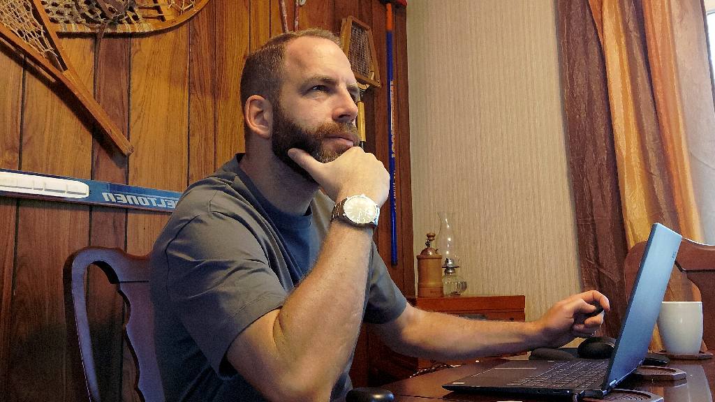 Petr Štěpáník sedí u notebooku a kdo vé na co myslí - Petr Štěpáník