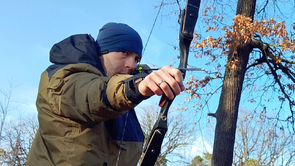 Petr Štěpáník střílí z luku - Stepanik.net
