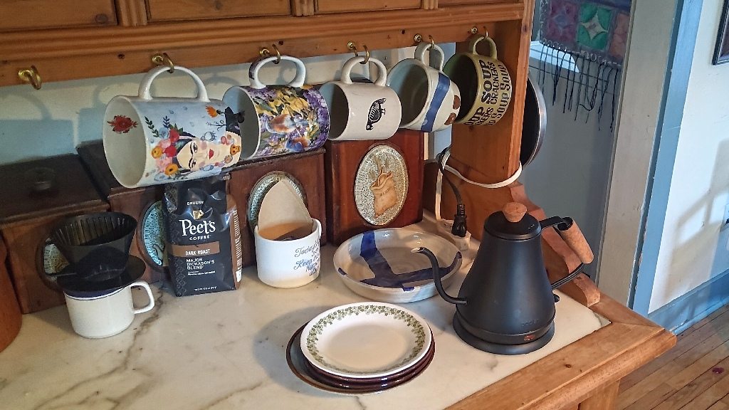 Připravená kuchyňka s konvicí - Stepanik.net