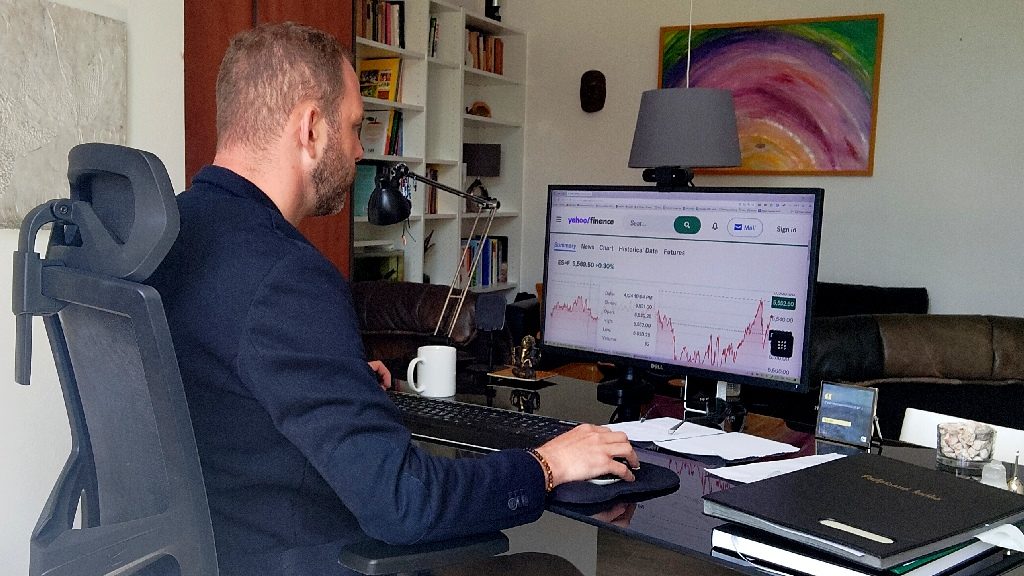 Petr Štěpáník se dívá do grafu s ETF fondem- Stepanik.net